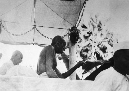 Foto de Mahatma Gandhi en el estrado después de los disturbios entre hindúes y musulmanes en Noakhali Bengala Oriental, noviembre 1946, India - Imagen libre de derechos