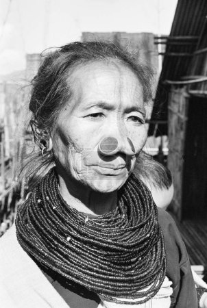 Foto de Vieja dama de la tribu Apa Tani en la aldea en el distrito de Lower Subaniri de Arunachal Pradesh, India 1982 - Imagen libre de derechos
