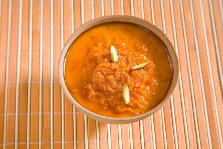 Foto de Comida india; postre dulce guarnición de pudín de zanahorias con pistacho servido en un tazón 19-febrero-2010 - Imagen libre de derechos