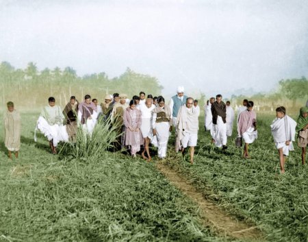 Téléchargez les photos : Mahatma Gandhi au village après les émeutes musulmanes hindoues, Bengale oriental, Inde, Asie, janvier 1947 - en image libre de droit