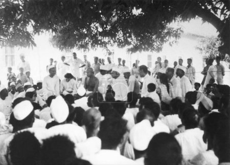 Foto de Mahatma Gandhi en una reunión pública durante su visita a la zona afectada por los disturbios de Noakhali en Bengala Oriental, noviembre de 1946 - Imagen libre de derechos