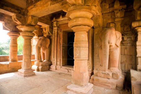 Téléchargez les photos : Mandapa de temple de jain, Patadkal, Bagalkot, Karnataka, Inde - en image libre de droit