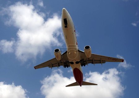 Téléchargez les photos : Aéronefs atterrissant à l'aéroport international Chhatrapati Shivaji, Mumbai, Maharashtra, Inde, Asie - en image libre de droit
