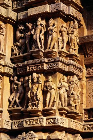Foto de Estatuas en la fachada sureste en el templo de Lakshman, Khajuraho, Madhya Pradesh, India - Imagen libre de derechos