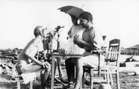 Téléchargez les photos : Patient plus âgé Parchure Shastri, érudit sanscrit, en cours d'examen à l'ashram de Sevagram, 1940 - en image libre de droit