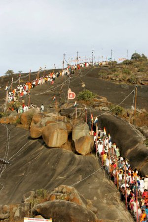 Foto de Colas de personas que bajan de las colinas de Shravanabelagola que asisten al festival Mahamasthakabhisheka Jain, distrito de Hassan, estado de Karnataka, India - Imagen libre de derechos