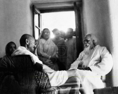 Foto de Kasturba Gandhi, Mahatma Gandhi y Rabindranath Tagore en Shantiniketan, febrero 1940, India NO MR - Imagen libre de derechos