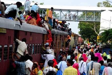 Téléchargez les photos : Les navetteurs grimpent sur le toit du train ; Jodhpur ; Rajasthan ; Inde - en image libre de droit