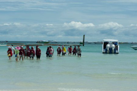 Téléchargez les photos : Touriste à la plage de sukee, pattaya, thailand, asie - en image libre de droit