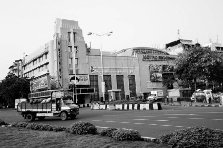 Foto de Camión, tempo, Metro Cinema Building, Art Deco Movie Theatre, Dhobi Talao, Mumbai, Maharashtra, India, Asia - Imagen libre de derechos