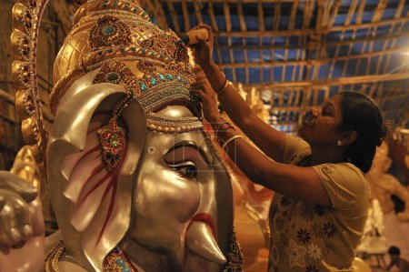 Téléchargez les photos : Fille Décoration de la Couronne Idole de Lord Ganesh à Mumbai Maharashtra Inde MR # 784W - en image libre de droit