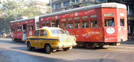 Foto de Tranvía antigua forma de servicio de transporte con coche de color amarillo, Calcuta ahora Calcuta, Bengala Occidental, India - Imagen libre de derechos