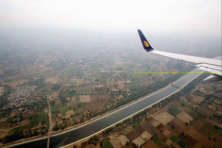 Foto de Una vista aérea de un canal en Gujarat desde la junta de aviones Jet; India - Imagen libre de derechos