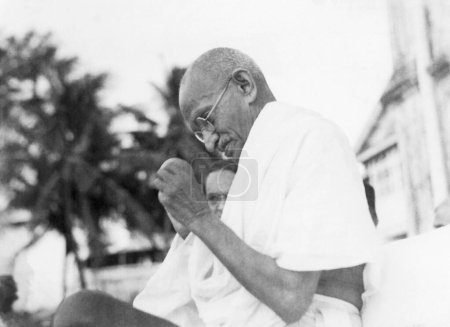 Foto de Mahatma Gandhi en una reunión de oración en Rungta House, Mumbai, 1944, India - Imagen libre de derechos