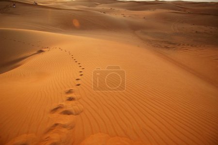 Foto de Olas de arena con huella de escalones humanos, Dubai Posert Safari, Emiratos Árabes Unidos, Emiratos Árabes Unidos - Imagen libre de derechos