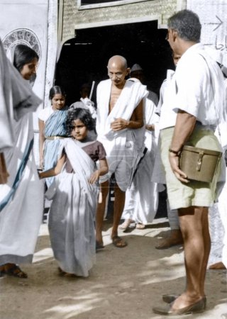 Téléchargez les photos : Mahatma Gandhi quittant l'exposition Village Industries, Ramgarh, Jharkhand, Inde, Asie, 19 mars 1940 - en image libre de droit