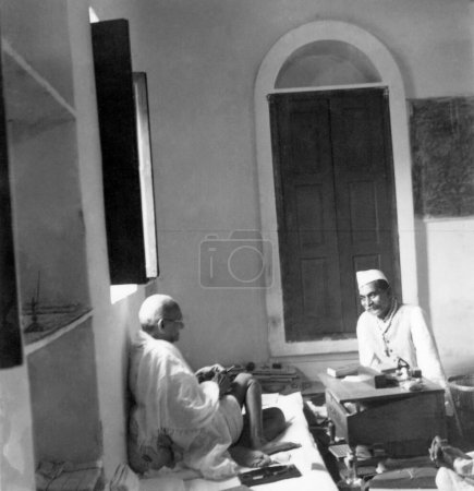 Foto de Mahatma Gandhi hablando con Rajendra Prasad en la Colonia Bhangi, Nueva Delhi, 1946, India - Imagen libre de derechos