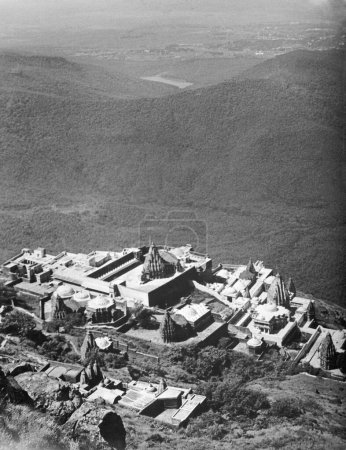 Téléchargez les photos : Vue de dessus du temple Jain aux montagnes Girnar ; Junagadh ; Gujarat ; Inde Années 1940 - en image libre de droit