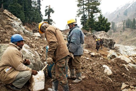 Téléchargez les photos : Travailleurs sur le chantier de construction de la route moghole, Jammu-et-Cachemire, Inde 8-avril-2008 - en image libre de droit