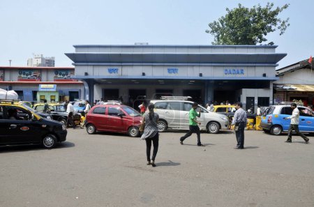 Téléchargez les photos : Gare de Dadar à Mumbai Maharashtra Inde - en image libre de droit