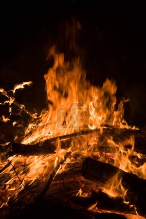 Festival de calor de llama de fuego de Pascua de leña quemando cinco elementos; Salzwedel; Alemania; Europa