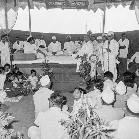 Téléchargez les photos : Vieux millésime 1900 noir et blanc photo de village panchayat réunion hommes femmes Sharda Mandap Opera Sound System microphone Rajkot Gujarat Inde - en image libre de droit