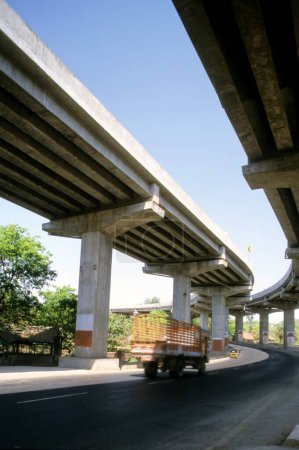 Téléchargez les photos : Pont de survol et autoroute, lonavala, maharashtra, Inde - en image libre de droit