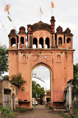 Téléchargez les photos : Porte d'entrée du temple Krishna au phaltan, satara, Maharashtra, Inde, Asie - en image libre de droit