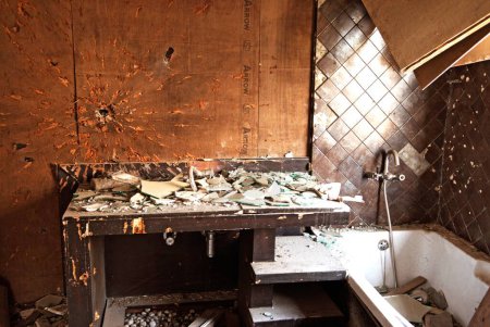 Téléchargez les photos : Explosion de grenade et coups de feu au centre communautaire juif de nariman House par des terroristes moudjahidines décanteurs attentat à Bombay Mumbai, Maharashtra, Inde 17 février 2009 - en image libre de droit