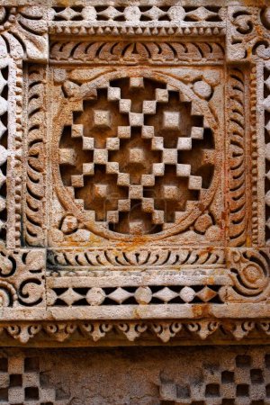 Téléchargez les photos : Motifs géométriques ; Rani ki vav ; sculpture sur pierre ; structure souterraine ; marche bien ; Patan ; Gujarat ; Inde - en image libre de droit