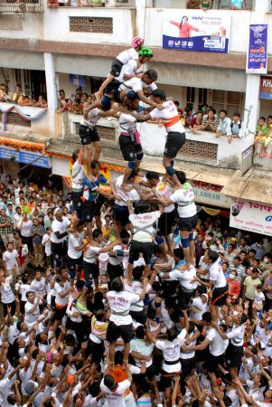 Téléchargez les photos : Pyramide humaine essayant de grimper dans janmashtami gokulashtami festival, Bombay Mumbai, Maharashtra, Inde - en image libre de droit