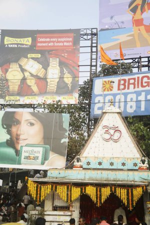 Foto de Calle india, templo con 'OM' rodeado de acaparamientos modernos, estación de tren de Borivali, suburbano occidental, Bombay Mumbai, Maharashtra, India - Imagen libre de derechos