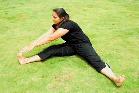 Foto de Mujer haciendo ejercicio Pune, Maharashtra, India - Imagen libre de derechos