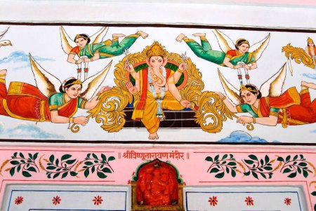Téléchargez les photos : Peinture de Ganpati avec des fées volantes et idole sculptée du seigneur Ganesh sur l'entrée du temple Shree Vishnu Narayan au sommet de la colline Parvati ; Pune ; Maharashtra ; Inde - en image libre de droit