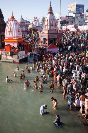 Téléchargez les photos : Des dévots plongés dans la rivière Ganga à Haridwar Uttarakhand Inde Asie - en image libre de droit