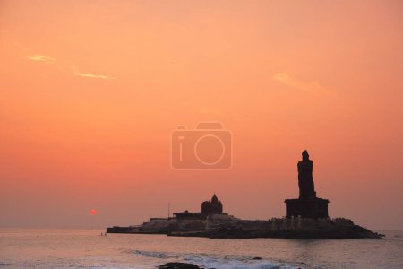 Vista del amanecer del Monumento a Vivekananda y estatua del poeta tamil Thiruvalluvar ubicada en las Islas Rocosas; Kanyakumari; Tamil Nadu; India