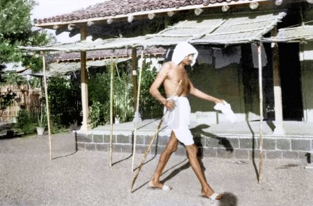 Foto de Mahatma Gandhi frente a Adi Niwas, Wardha, India, Asia, 1940 - Imagen libre de derechos