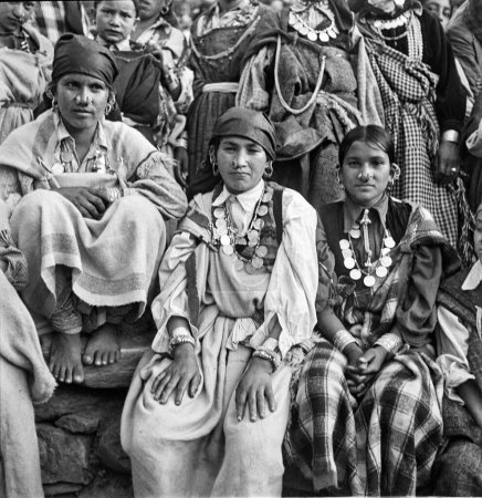 Foto de Viejo vintage 1900 en blanco y negro imagen de las mujeres tribales indias vestido tradicional Gujarat India 1940 - Imagen libre de derechos