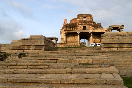 Téléchargez les photos : Temple Krishna à Hampi ; Karnataka ; Inde - en image libre de droit