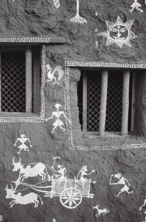 Téléchargez les photos : Warli Chariot à taureaux d'art populaire peint sur une cabane de village en Inde - en image libre de droit