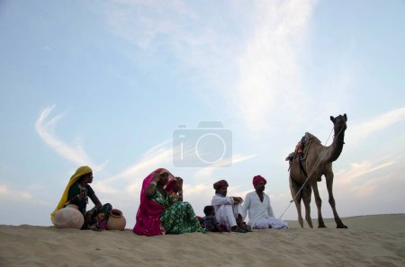 Téléchargez les photos : Peuple et chameau dans le désert de Thar Jaisalmer Rajasthan Inde Asie - en image libre de droit
