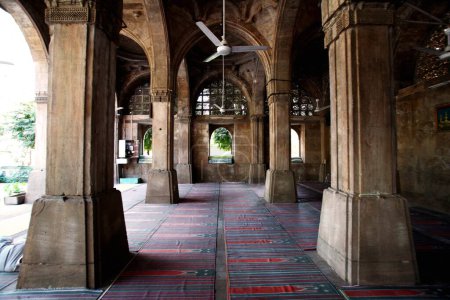 Säulen der Sidi Sayed Moschee innerhalb der von Sultan Ahmed Shah 1411 n. Chr. in Ahmedabad erbauten Bastion Bhadra; Gujarat; Indien
