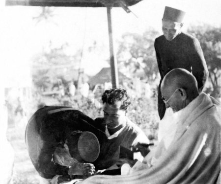 Foto de Ramakrishna Bajaj; Mahatma Gandhi y otros en Khadi Pratishthan; Sodepur; 24 Parganas; Calcuta; 1946; India - Imagen libre de derechos
