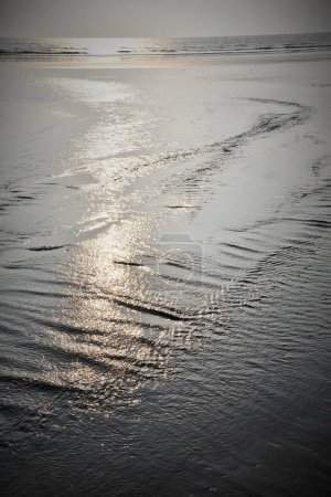 Foto de Patrón de arena en la playa en marea baja, Bhagal Beach, Gujarat, India, Asia - Imagen libre de derechos