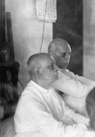 Téléchargez les photos : Sardar Vallabhbhai Patel et Jawaharlal Nehru à leur arrivée à l'aérodrome de Calcutta, 1946, Inde - en image libre de droit