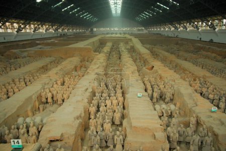 Téléchargez les photos : Statues de guerriers en terre cuite dans la fosse 1 ; armée en terre cuite ; dynastie Qin ; Xian ; Chine - en image libre de droit