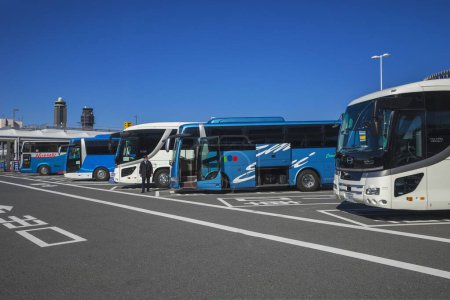 Téléchargez les photos : Autobus stationnés à l'aéroport international de Narita, Japon - en image libre de droit
