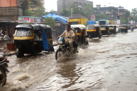 Téléchargez les photos : Eau de mousson sur Lal Bahadur Shastri Road, Kurla West en raison de fortes pluies Mumbai Bombay, Maharashtra, Inde - en image libre de droit