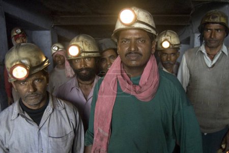 Téléchargez les photos : Mineurs de charbon ; mines de charbon à Dhanbad ; Jharkhand ; Inde - en image libre de droit