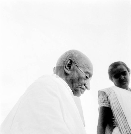 Téléchargez les photos : Mahatma Gandhi avec sa belle-fille Sushila, 1944 - en image libre de droit